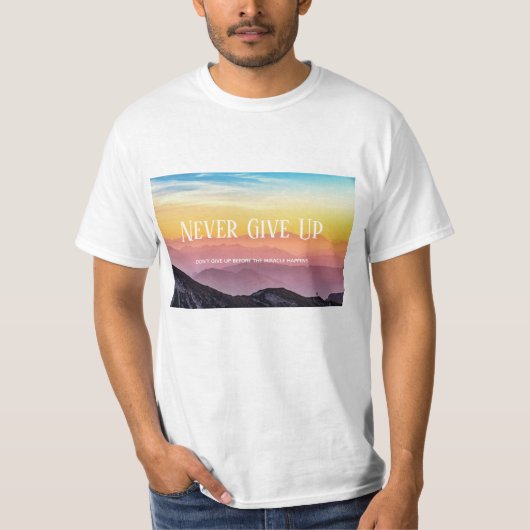 Hills Landschaft Regenbogenfarben Motivation Zitat T-Shirt (Vorderseite)