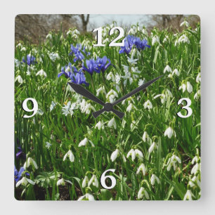 Hillside of Early Spring Flowers Landschaft Quadratische Wanduhr