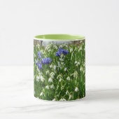 Hillside of Early Spring Flowers Landschaft Tasse (Zentrum)