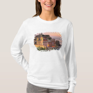 Hillside Stadt Vernazza im Abend, Cinque T-Shirt