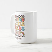 Hilping Little Minds Grow Lehrer Geschenk Kaffeetasse (Vorderseite Links)