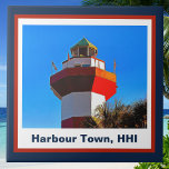 Hilton Head Island Harbour Town Lighthouse Fliese<br><div class="desc">Der markante rote und weiße Leuchtturm von Harbour Town ist eine denkwürdige Ikone der Hilton Head Island, manchmal einfach als HHI abkürzend. Boote im Calibogue Sound und Golfer in und in der Nähe des Sea Pines Resorts finden ihren Weg zurück nach Harbour Town in diesem beliebten South Carolina Resort Stadt....</div>