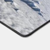 Himalaya-Berge unter Wolken - Tibet Schreibtischunterlage (Ecke)