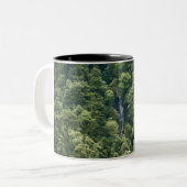 Himalaya-Wald im Mangdue-Tal, Bhutan Zweifarbige Tasse (Vorderseite Links)