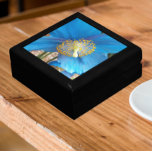 Himalayan Blue Poppy Floral Erinnerungskiste<br><div class="desc">In dieser hölzernen Geschenkboxen mit Keramik-Fliesen,  die das Foto einer wunderschönen Himalaya Blue Poppy Blume zeigt,  werden Schmuckstücke,  Schmuck und andere kleine Keepsakes aufbewahrt. Ein schönes,  blumengeschmücktes Design! Wählen Sie Ihre Geschenkboxen und Farbe.</div>