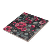 Himbeere, bordeauxfarbene Blume auf dunkelgrau Fliese (Seite)