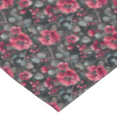 Himbeere, burgunderrote Blumen auf dunkelgrau Tischdecke (Schrägansicht)