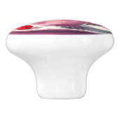 Himbeereis in einer rosa Kaffeetasse Keramikknauf (Seitenansicht)
