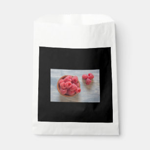 Himbeeren, frisch in einer Schüssel Geschenktütchen