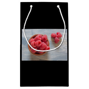 Himbeeren, frisch in einer Schüssel Kleine Geschenktüte