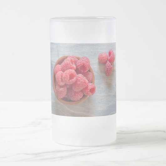 Himbeeren, frisch in einer Schüssel Mattglas Bierglas (Mittel)