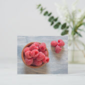 Himbeeren, frisch in einer Schüssel Postkarte (Stehend Vorderseite)