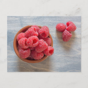 Himbeeren, frisch in einer Schüssel Postkarte