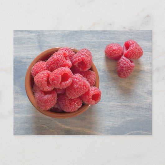 Himbeeren, frisch in einer Schüssel Postkarte (Vorderseite)