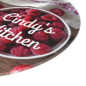 Himbeeren in einer Schüssel Rustikale Blumenküche Schneidebrett (Ecke)