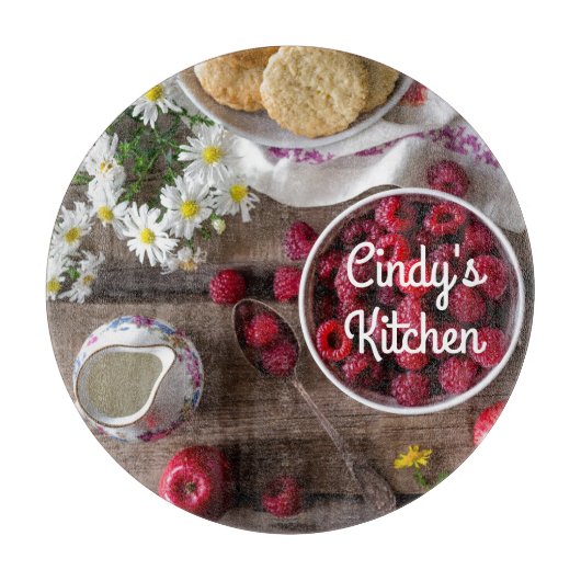 Himbeeren in einer Schüssel Rustikale Blumenküche Schneidebrett (Vorderseite)