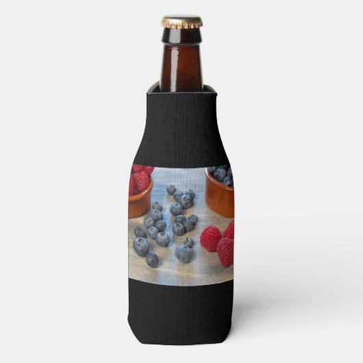 Himbeeren und Blaubeeren Flaschenkühler (Flaschenvorderseite)