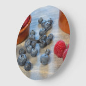 Himbeeren und Blaubeeren Große Wanduhr (Winkel)