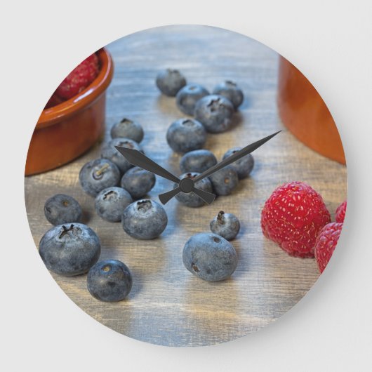 Himbeeren und Blaubeeren Große Wanduhr (Vorderseite)