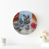 Himbeeren und Blaubeeren Große Wanduhr (Zuhause)