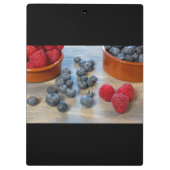 Himbeeren und Blaubeeren Klemmbrett (Rückseite)