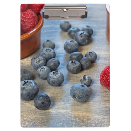 Himbeeren und Blaubeeren Klemmbrett (Vorderseite)