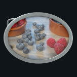 Himbeeren und Blaubeeren Ovale Gürtelschnalle<br><div class="desc">"Frische Himbeeren und Heidelbeeren. Image © Angelika Stern"</div>
