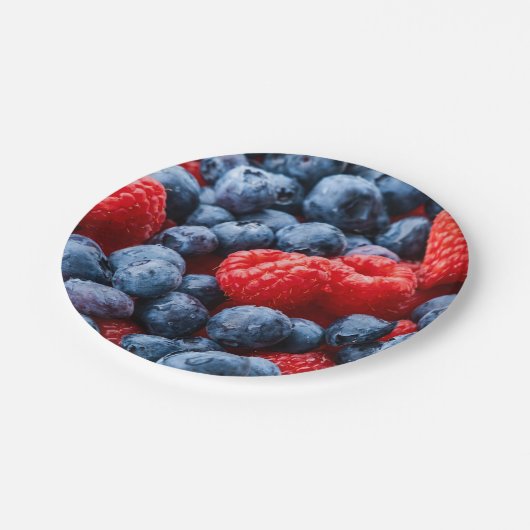 Himbeeren und Blaubeeren Pappteller (Schrägansicht)