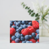 Himbeeren und Blaubeeren Postkarte (Stehend Vorderseite)