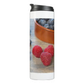 Himbeeren und Blaubeeren Thermosbecher (Nach rechts gedreht)