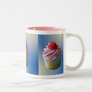 Himbeerkleine kuchen zweifarbige tasse
