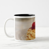 Himbeerpfannkuchen Zweifarbige Tasse (Links)