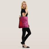 Himbeerwirbel: Abstrakte Spritzkunst Tasche (Am Model)