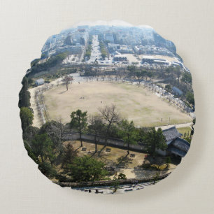 Himeji, Japan (Blick von der Burg auf der Spitze) Rundes Kissen