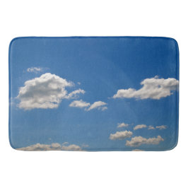 Himmel ist blau und weiße Wolken kommen vorbei Badematte