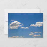 Himmel ist blau und weiße Wolken kommen vorbei