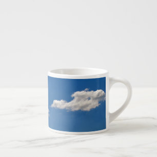Himmel ist blau und weiße Wolken kommen vorbei Espressotasse