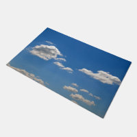 Himmel ist blau und weiße Wolken kommen vorbei