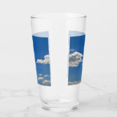 Himmel ist blau und weiße Wolken kommen vorbei Glas (Links)
