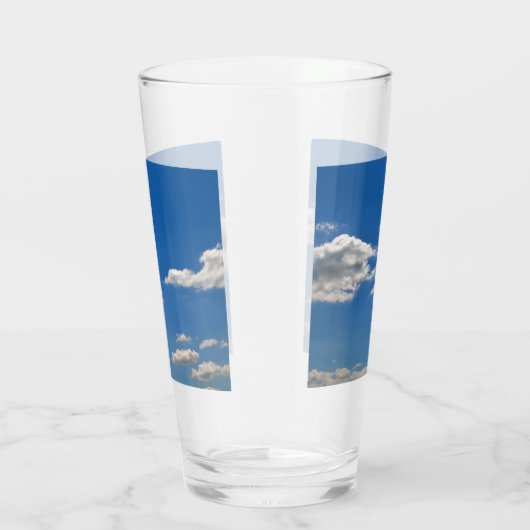 Himmel ist blau und weiße Wolken kommen vorbei Glas (Rechts)