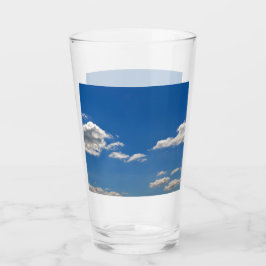 Himmel ist blau und weiße Wolken kommen vorbei Glas