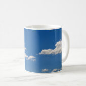 Himmel ist blau und weiße Wolken kommen vorbei Kaffeetasse (VorderseiteRechts)