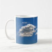 Himmel ist blau und weiße Wolken kommen vorbei Kaffeetasse (Links)