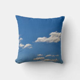 Himmel ist blau und weiße Wolken kommen vorbei Kissen