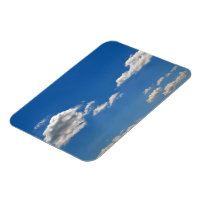 Himmel ist blau und weiße Wolken kommen vorbei