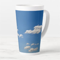 Himmel ist blau und weiße Wolken kommen vorbei