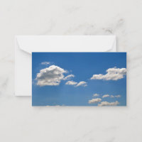 Himmel ist blau und weiße Wolken kommen vorbei