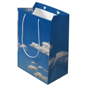 Himmel ist blau und weiße Wolken kommen vorbei Mittlere Geschenktüte