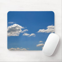Himmel ist blau und weiße Wolken kommen vorbei