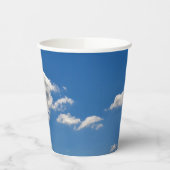 Himmel ist blau und weiße Wolken kommen vorbei Pappbecher (Links)